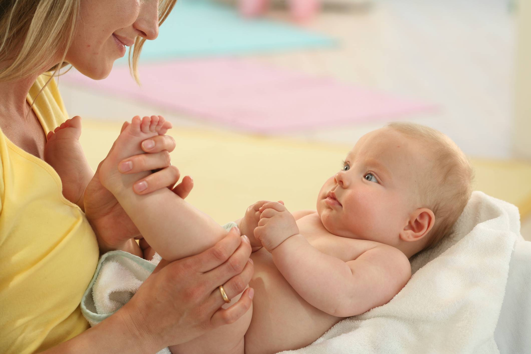 Как делать массаж животика от коликов у новорождённого?