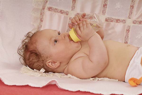 Как правильно кормить малыша из бутылочки?