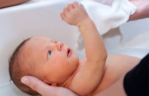 Водные процедуры: как часто купать новорожденных и детей до года?