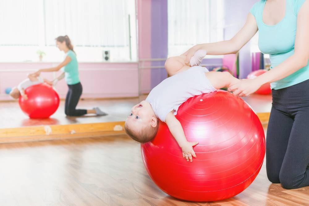 Как развивать ребенка в 4 месяца: игры, упражнения, мамина гимнастика с потешками.