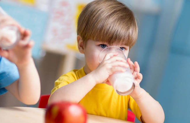 Творог, кефир и яичный желток в питании ребенка: когда и как вводить их в прикорм. введение прикорма: молочные продукты