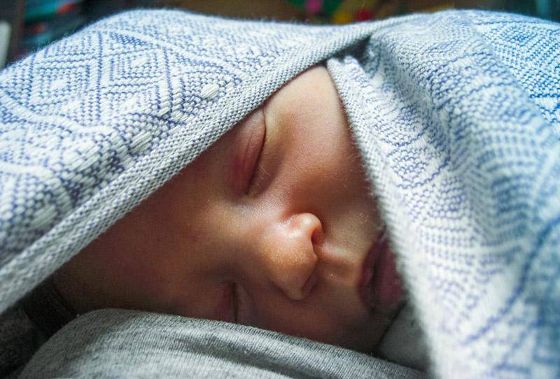 Ребенок в 2 месяца не спит днем и ночью