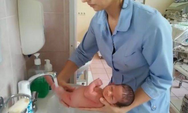 Как правильно держать новорожденных столбиком, при подмывании, купании, после кормления