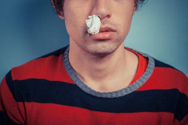 Рекомендации, как правильно остановить кровь из носа у ребенка в домашних условиях