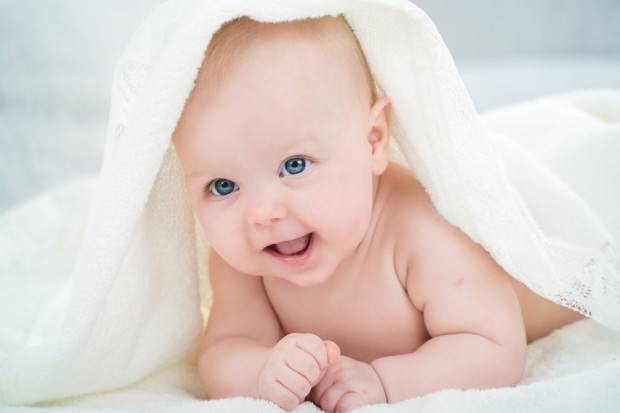 Почему новорожденный ребенок во сне улыбается?