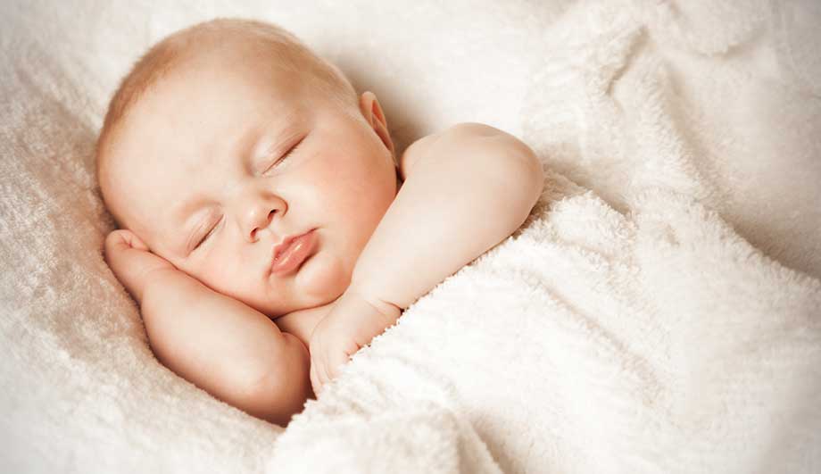 Сколько часов должен спать новорожденный