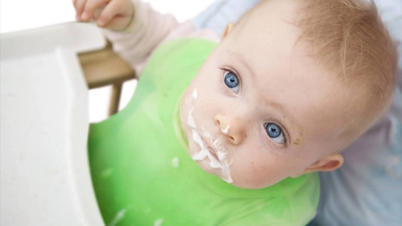 Почему ребенок срыгивает после кормления, новорожденный и что делать