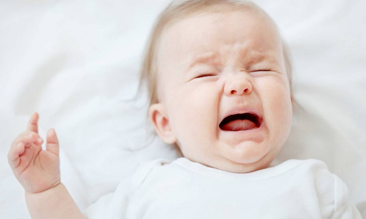 Почему плачет новорожденный - как успокоить и помочь малышу