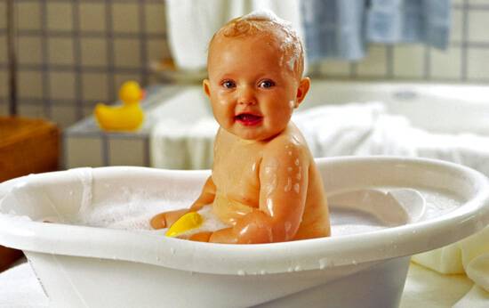 Можно ли купать ребенка при насморке или кашле без температуры