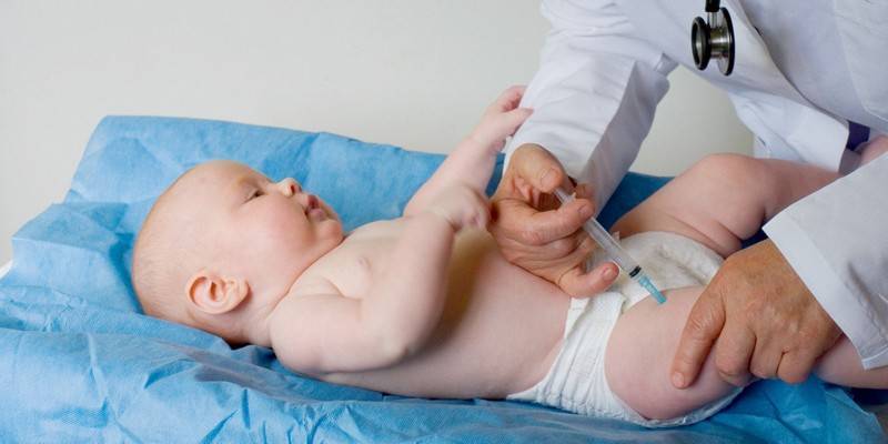 После прививки акдс у ребенка болит нога: что делать?