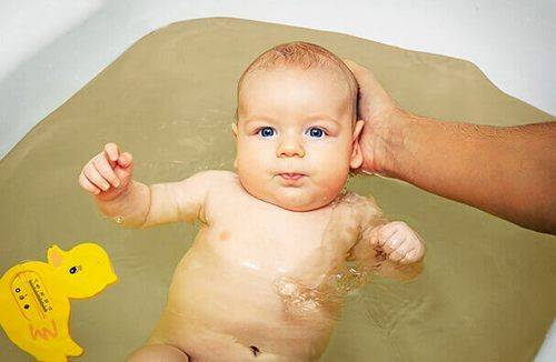 Секреты ухода за новорожденным: как купать младенца дома в первый раз