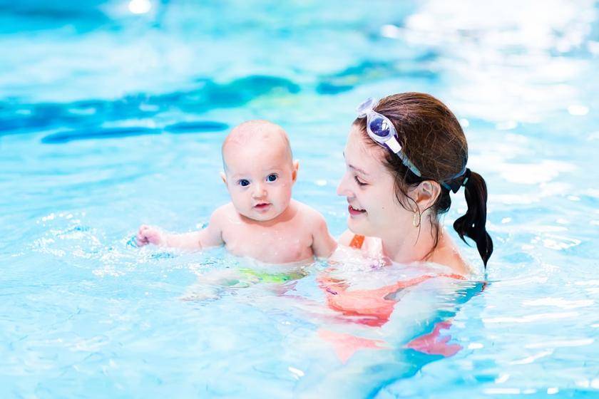 Плавание с грудничком в ванне и бассейне:  полезные упражнения