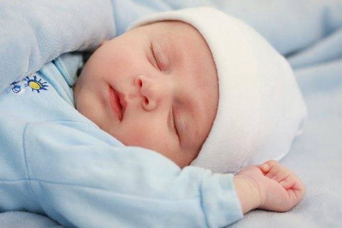 Основные причины почему новорожденный кряхтит и тужится во сне