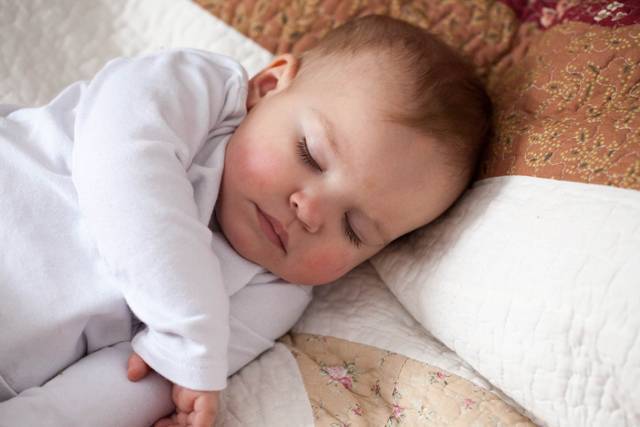Доктор комаровский о том, что делать, если ребенок плохо спит ночью и часто просыпается