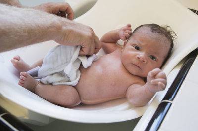 Чем промывать глаза новорожденным