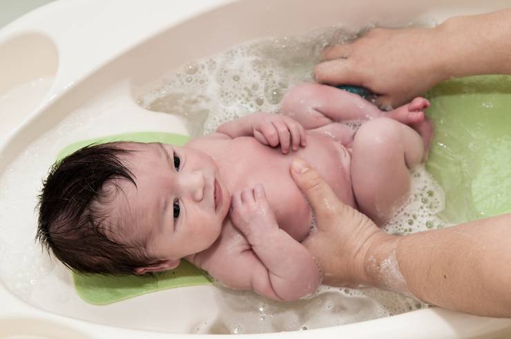 Как правильно держать новорожденную девочку при подмывании над раковиной?