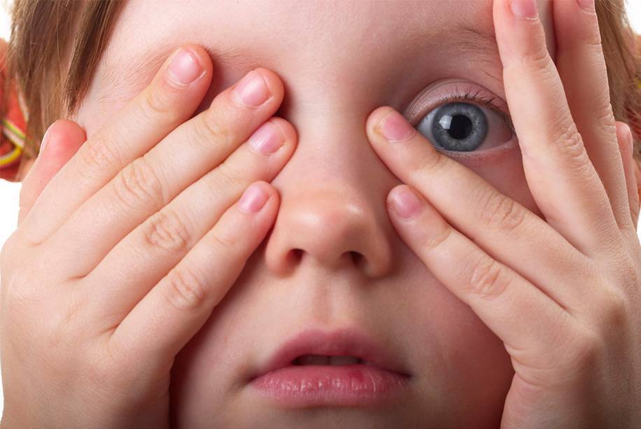 Чем лечить и что делать, если гноятся глаза у взрослого?