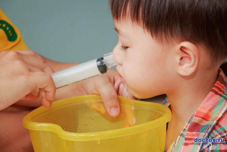 Чем промывать нос при насморке ребенку и взрослому