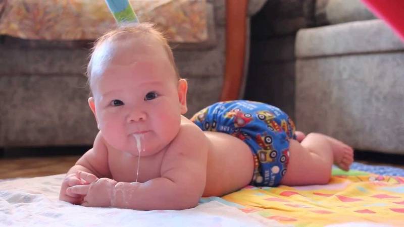 Почему новорожденный ребенок срыгивает смесь и грудное молоко после кормления фонтаном + топ-5 советов