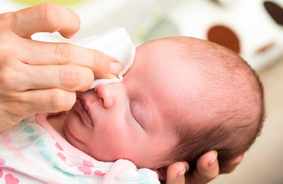 Чем промывать глаза ребёнку и как это правильно делать? чем протирать новорожденным глазки, и как правильно это делать.