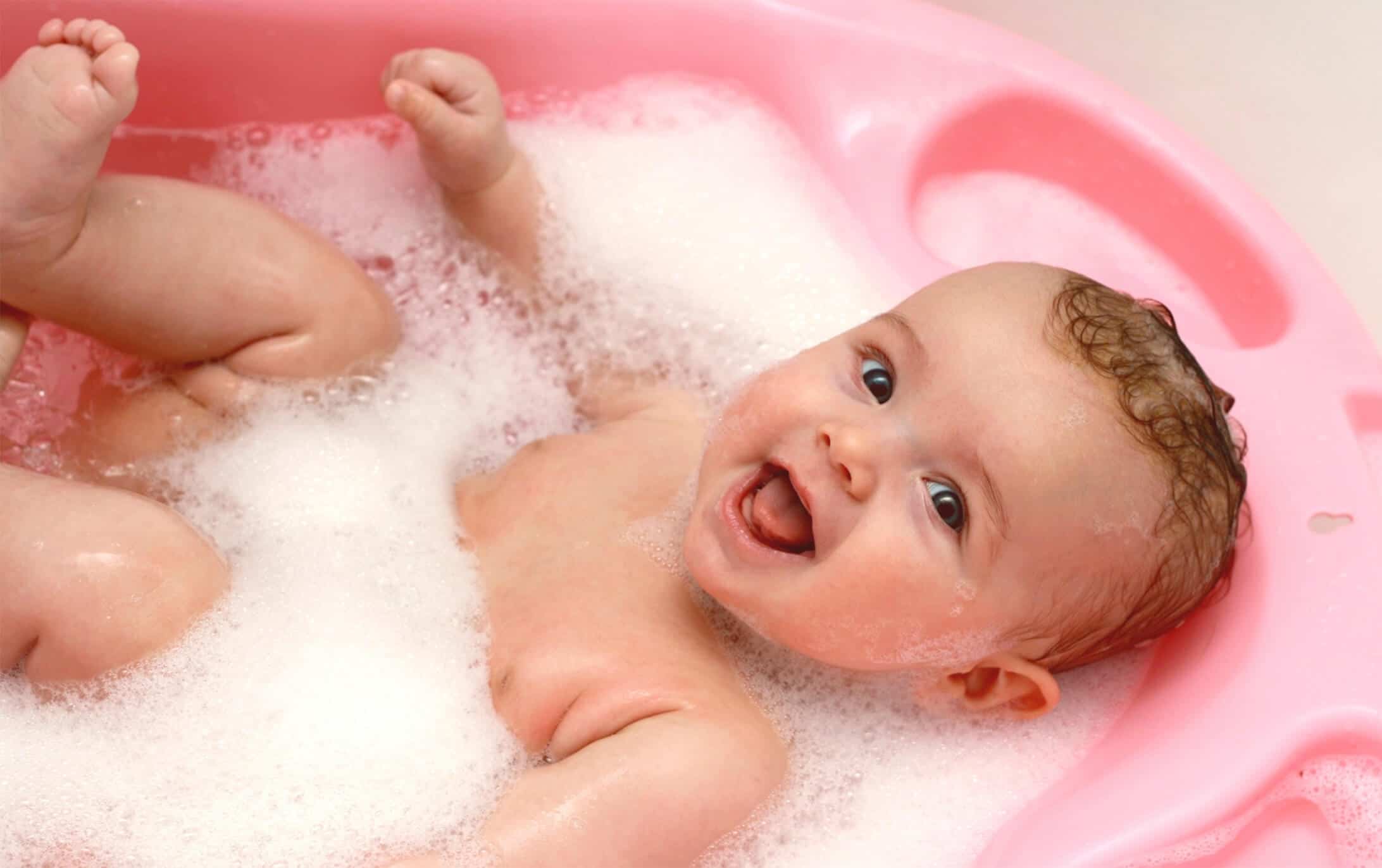 В какой воде купать новорожденного ребенка