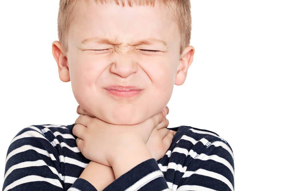 Как понять, что у грудничка болит горло, и как его лечить?