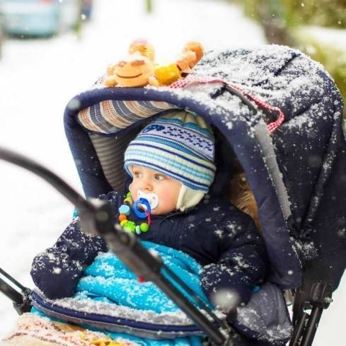Можно ли гулять с грудничком вечером зимой. сколько гулять с новорожденным зимой? рекомендации специалистов