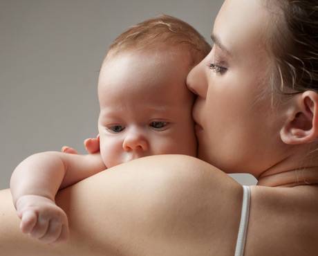 Почему новорожденные срыгивают после кормления