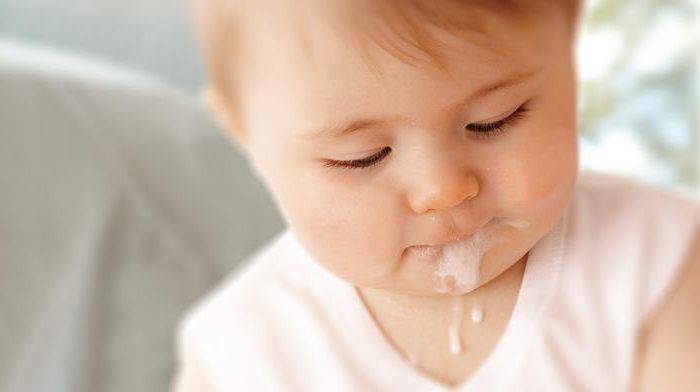 Почему ребенок срыгивает после кормления грудным молоком?