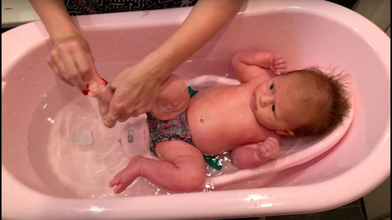 Как купать новорожденного ребенка первый раз дома – когда и при какой температуре