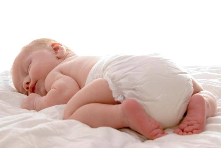 Почему у грудного ребенка кал пахнет кислым: причины