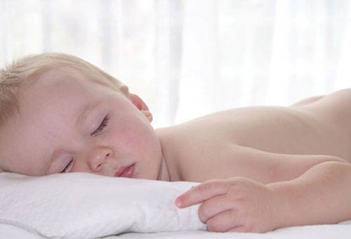 С какого возраста ребенку можно спать на подушке?