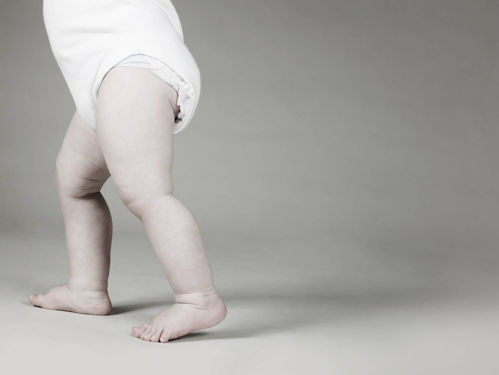 Во сколько месяцев можно ставить ребенка на ножки