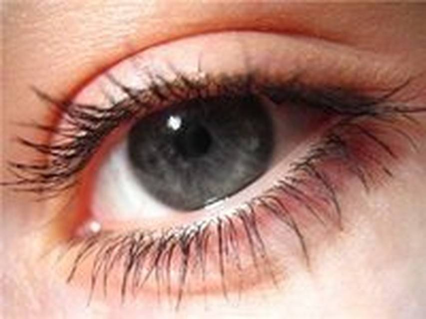 В чем причина красных глаз у грудничка?