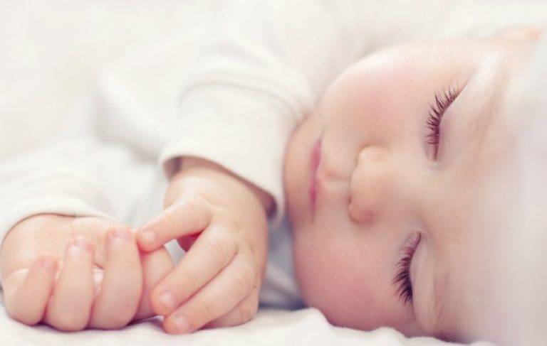 Почему ребенок вздрагивает во сне и часто просыпается?