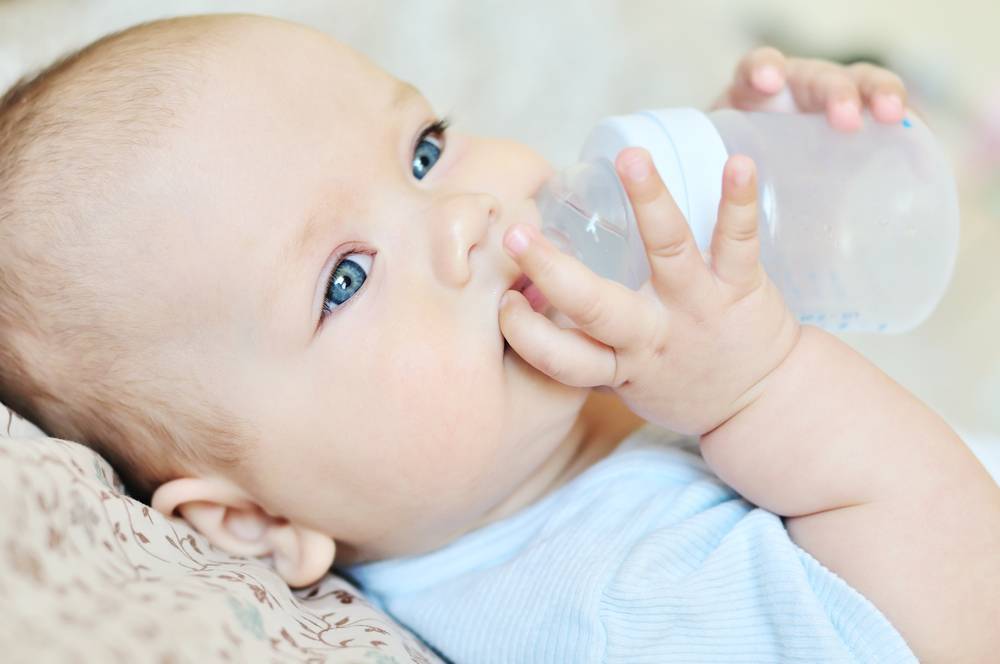 Можно ли воду новорожденным: давать ли воду при грудном  и искусственном вскармливании?
