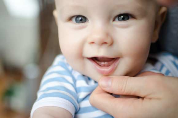 Первые зубы у младенцев — симптомы, порядок прорезывания и когда именно начинают резаться зубки (85 фото)