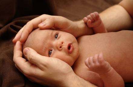 У новорожденного болит живот, что делать, как помочь и чем это может быть опасно