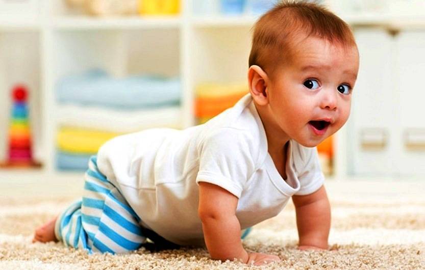 Развитие ребенка в 1 месяц: что должен уметь, физическое развитие и игры