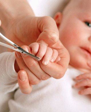 Как подстричь ногти новорожденному малышу?