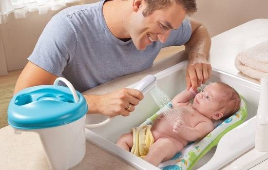 Как правильно держать новорожденного столбиком и нужно ли?