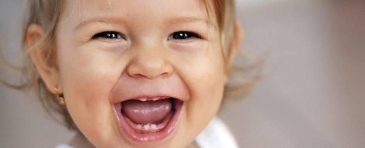 Как и когда режутся верхние зубы: сроки, симптомы, помощь ребенку