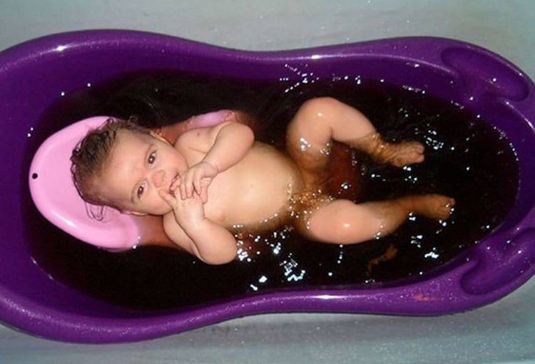 Ванночка для детей. Малыш в ванне. Купание малыша в ванночке. Купание в большой ванне