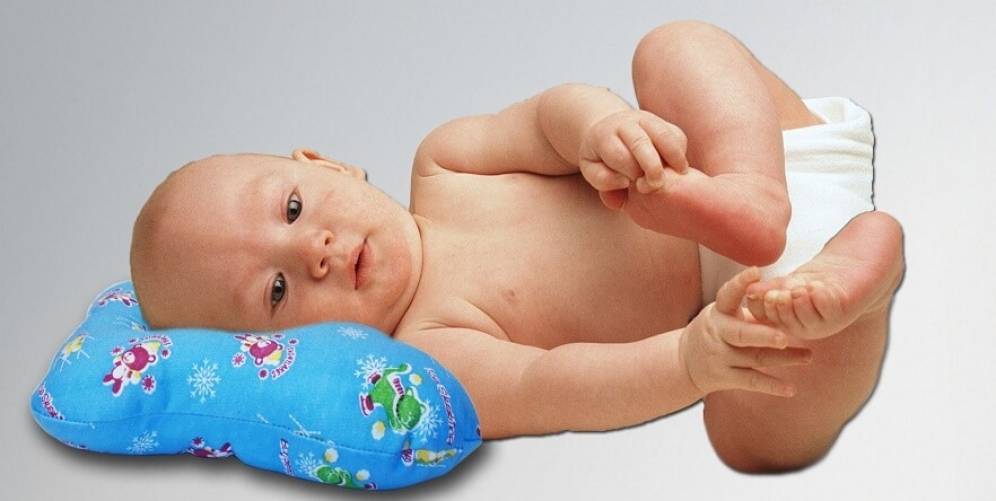 Как правильно кормить новорожденного грудным молоком: позы, по часам