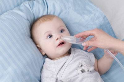 Как почистить нос новорожденному от соплей в домашних условиях