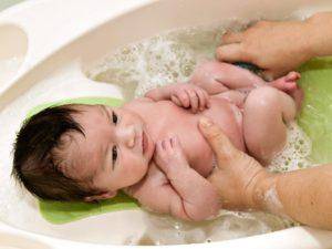 Особенности использования ромашки для купания новорожденных