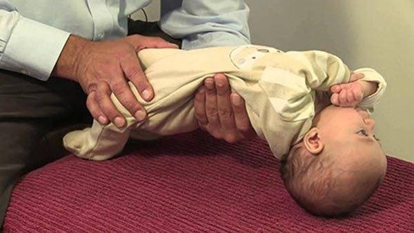 Ребенок 3 месяца лежа на спине выгибается