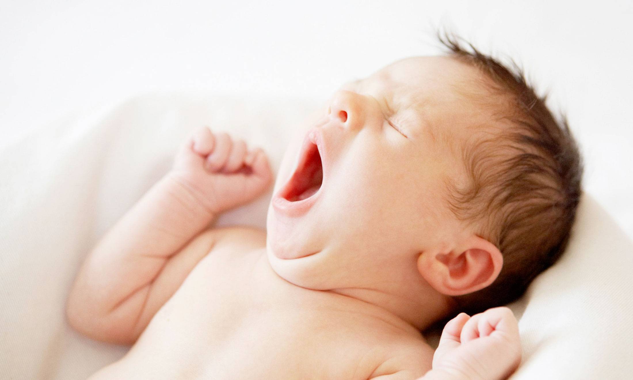 Ребенок, вздрагивающий во сне: норма или патология