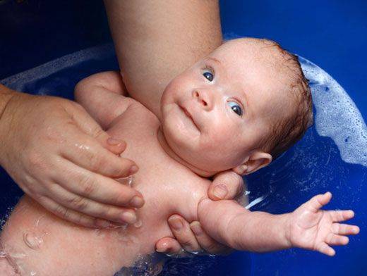 Первое купание новорожденного