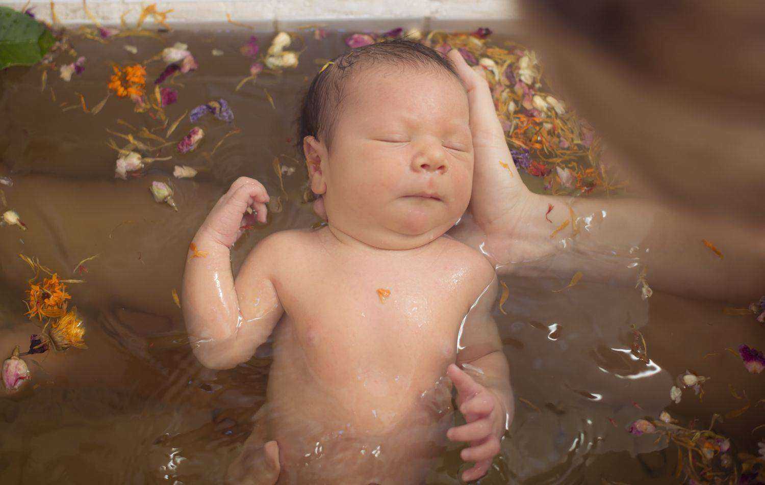Как часто нужно купать новорожденного ребенка и сколько по времени